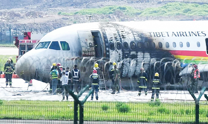 Avião da Tibet Airlines em chamas após sair da pista na China O País