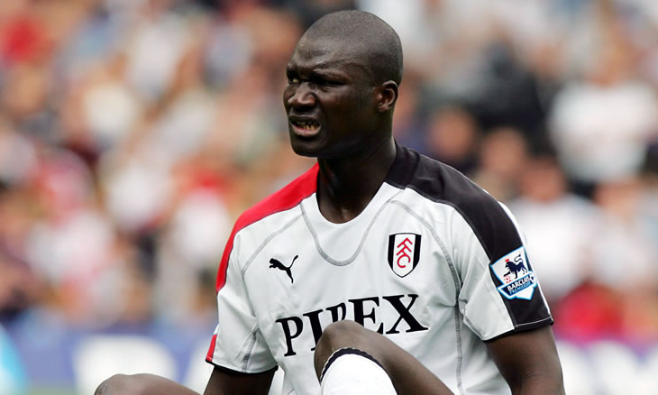 Torcida e jogadores de Senegal fazem homenagem a Papa Bouba Diop