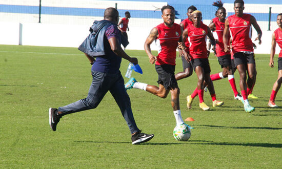 Mambas ambientam-se ao FNB Stadium esta quarta-feira - O País - A ...