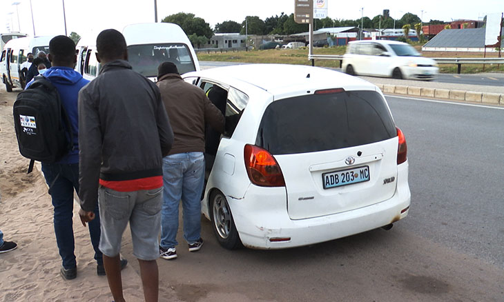 Motoristas usam carros particulares para transportar passageiros