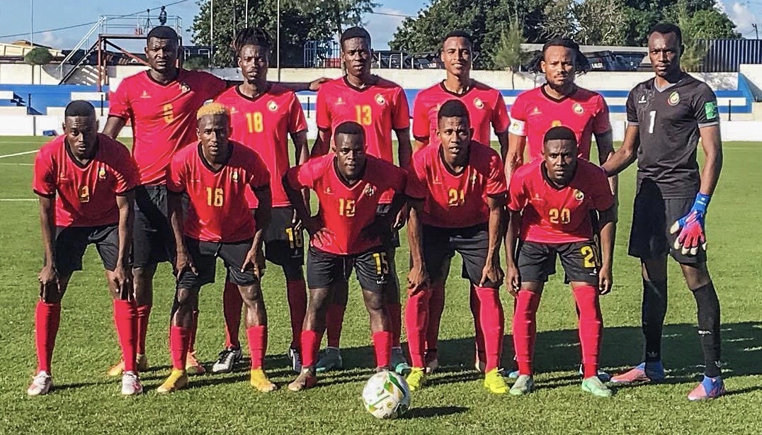 Formação da seleção nacional de futebol do mali no campo de futebol.