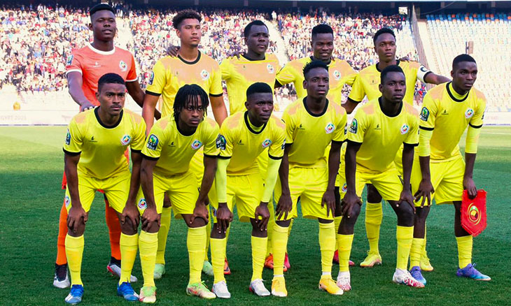 Formação da seleção nacional de futebol do mali no campo de futebol.