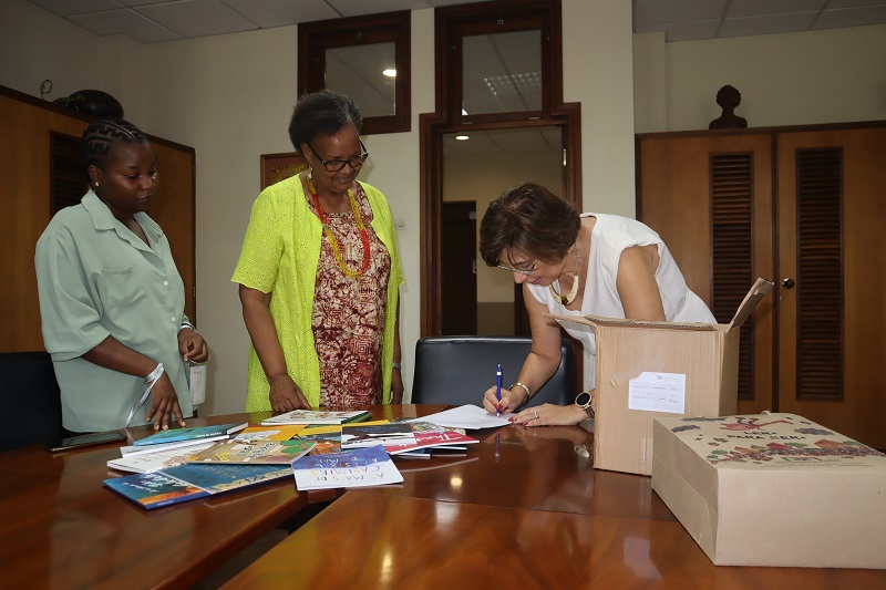 Escola Portuguesa doa livros para promoção da literacia - O País - A ...