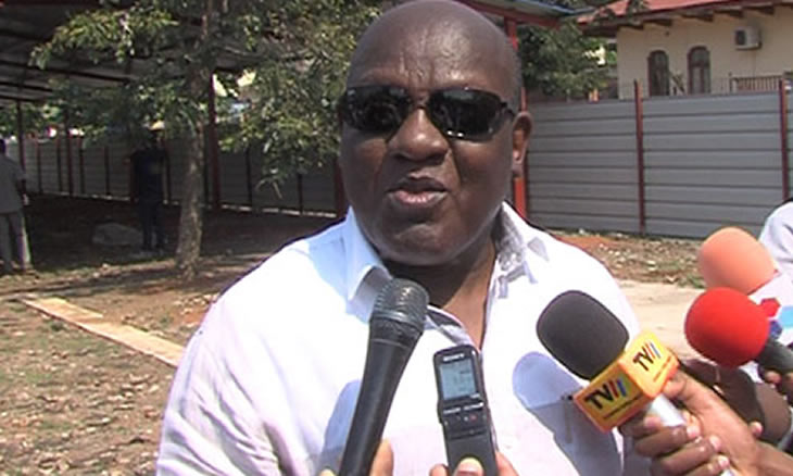 David Simango suspende fiscalização de viaturas particulares O País